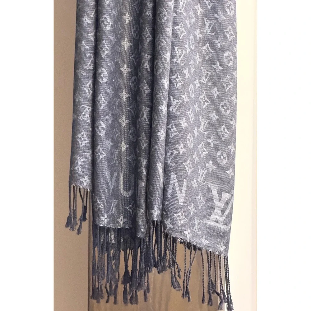 Flat $200 Sale Louis Vuitton Grey Monogram 100% Wool Scarf Made in Italy Fringe